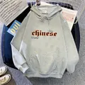 Détail du sweat à capuche gris oversize avec imprimé gothique et poche kangourou - S / Gris clair