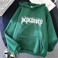 Λεπτομέρεια από σκούρο πράσινο oversized φούτερ με γοτθικά γράμματα και τσέπη καγκουρό - S / Σκούρο Πράσινο (Λευκή Εκτύπωση)