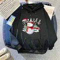 Detail eines schwarzen Hoodies mit festlichem Schneemann-Motiv und Kängurutasche - S / Schwarz