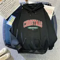 Detail eines schwarzen Weihnachts-Hoodies mit Kängurutasche und festlichem Druck - S / Schwarz