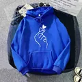 Detail des königsblauen Hoodies mit weißem Finger-Herz-Druck und weichem Strickgewebe - S / Blau