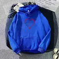 Détail d'un sweat à capuche bleu roi avec imprimé cœur et poche kangourou - Bleu Royal