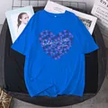 Détail d'un t-shirt en coton bleu marine avec imprimé cœur fleuri et lettrage manuscrit - S / Bleu Royal