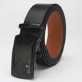 Cintura da uomo in pelle nera premium con fibbia automatica opaca e trama a grana - 120 / Sfaccettato Geometrico Nero (35503)