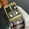 Vintage Herrengürtel aus dunkelbraunem Leder mit matter Bronzeschnalle und Nieten - 105 / Kaffeebraun