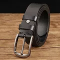 Cintura da uomo minimalista in pelle nera con fibbia ad ardiglione grigio metallizzato - 105cm