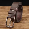 Cintura da uomo in pelle marrone scuro con fibbia in metallo grigio e finitura opaca - 105cm