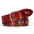 Rostbrauner Ledergürtel im Punk-Stil mit Nietenverzierung und einem Blattanhänger aus Metall - 105cm / Burgunderrot
