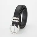 Cintura classica in pelle nera da donna con fibbia rotonda ondulata in metallo argento - 105cm / Nero