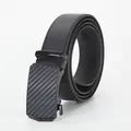 Cintura uomo in pelle nera con fibbia automatica in fibra di carbonio in posa curva - 105cm / Carbonio Classico (ZD514)