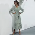 Robe longue élégante à pois vert sauge avec col en V, manches longues et ceinture nouée - S / vert clair