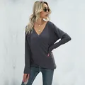 Γυναικεία casual γκρι μπλούζα με πλέξη βάφλα, V λαιμόκοψη και ασύμμετρο τελείωμα - S / σκούρο γκρι