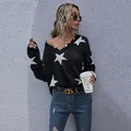 Γυναικείο oversized πλεκτό πουλόβερ με λαιμόκοψη V, λευκά αστέρια και ξεφτισμένες λεπτομέρειες - S / Μαύρο