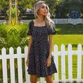 Mini robe noire à fleurs, manches bouffantes, col carré et jupe à volants - S / Noir