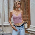 Camiseta ajustada de punto acanalado lila claro con cuello en V y detalle fruncido - S / Morado