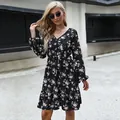 Robe longue fleurie pour femme avec col en V, taille à cordon et ourlet à volants noir - S / Noir