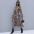Vestido largo con estampado de leopardo de manga larga con escote en V y cintura - S / Caqui
