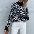 Pull en tricot à col roulé pour femme avec motif léopard noir et blanc et poignets côtelés - S / Noir