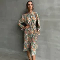 Robe fleurie vert foncé à manches longues avec col montant et ceinture à nouer - Vert
