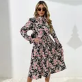 Robe longue fleurie plissée noire avec imprimé rose rose et col montant chic - Noir