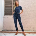Kurzarm-Jumpsuit in Dunkelblau mit Kordelzug an der Taille und elastischen Bündchen - M / Marineblau