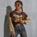 Felpa con cappuccio corta da donna con stampa scheletro di dinosauro a contrasto - XS / caffè