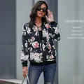 Giacca bomber vintage da donna con stampa floreale, maniche lunghe e bordi neri a coste - S / 7519 Nero (Fiori Rosso Bianco Rosa)