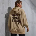 Felpa oversize kaki da donna con stampa grafica DON'T OVER-THINK IT sulla schiena - XS / Cachi