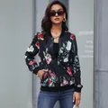Giacca bomber vintage da donna nera con vivaci stampe floreali rosse e bianche - S / 7518 Nero (Grandi Fiori Rossi)