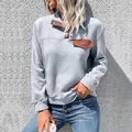 Pullover da donna grigio chiaro con texture trapuntata e dettagli in ecopelle marrone - S / Grigio chiaro