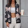 Giacca bomber vintage da donna con stampa floreale, bordi a coste e cerniera in metallo - S / 7541 Nero (Fiori Rosa Arancione)
