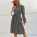 Elegantes schwarz-weißes Blumenkleid mit langen Ärmeln, Bindegürtel und Laternenärmeln - S / Schwarz
