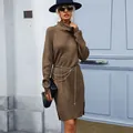 Vestido de punto marrón con cuello alto, diseño acanalado y abertura lateral estilo urbano - S / Marrón