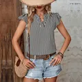 Damen Streifenbluse mit Rüschenärmeln, Denim-Shorts und gewebten Accessoires Sommer - S / Schwarz & Weiß