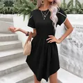 Abito corto nero a trapezio da donna con maniche corte e bordi con pompon bianchi - S / Nero
