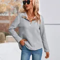 Sudadera gris de manga larga para mujer con textura gofrada y detalle de cuadros - S / Gris claro