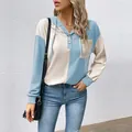 Felpa con cappuccio da donna in maglia a nido d'ape con design color block e bottoni - S / Blu Chiaro