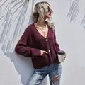 Gilet en maille bordeaux pour femme avec col en V, boutons blancs et poches latérales - S / Bordeaux