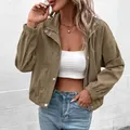 Damen-Cordjacke mit Stehkragen in Olivgrün, kurzer Schnitt für den lässigen Outdoor-Stil - S / Braun