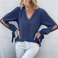 Dunkelblaues Damen Langarmshirt mit V-Ausschnitt, Spitze und geschlitzten Schnürärmeln - S / Marineblau