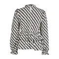 Details von Stehkragenbluse mit schwarz-weißem Wellenmuster und gerüschtem Schößchen - S / Schwarz