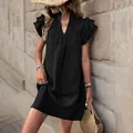 Détails de la robe noire à col en V et manches volantées avec une texture plissée élégante - Noir