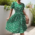 Vestido plisado de verano con flores verdes, mangas abullonadas y lazo ajustable - S / Verde