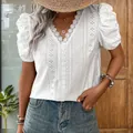 Weißes Damen-Oberteil mit V-Ausschnitt, Spitze und böhmischen Puffärmeln aus Eyelet - S / Weiß