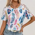 T-shirt bianca con stampa piume colorate ed eleganti maniche in pizzo bianco - S / Bianco