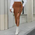 Dettaglio gonna midi in maglia a coste marrone con bottoni laterali e spacco elegante - S / Cammello