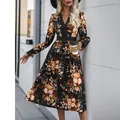 Élégante robe noire à manches longues et col en V avec imprimé floral orange et blanc - S / Noir