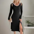 Vestido de punto negro ajustado con cuello en V en contraste, hombros fríos y abertura lateral - S / Negro