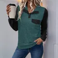 Dames Henley top met lange mouwen in teal en zwart kleurblokontwerp met borstzakje - Wintertaling Blauw