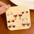 7-daagse oorbellen set voor dames met rode hartjes en strikjes met parels en kristallen - Kruis Parel Collectie (NEX13)